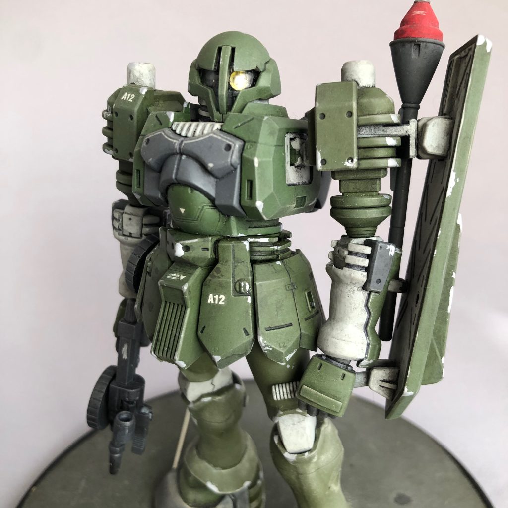 「陸戦試験型」っぽくする為、ダークグリーンをベース色にしました。なんか、陸自のレイバーっぽく見えますwジオニック社のMSとの差異を表現するためモノアイはイエローにしてみました。フレームをライトグレイにしているのも同じ効果を狙っています。