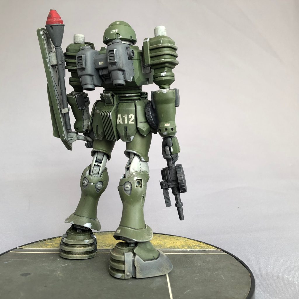 ズダ最大の特徴であり、問題点であった「土星エンジン」はばっさりオミット。かわりに、統合整備計画でドムに装備されるバックパックの先行試作型を装備しています。これで、もう爆発しないよね!脹脛のバーニアも陸戦型なのでオミットです。