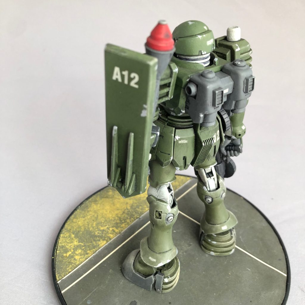 作戦行動をかねた評価試験中の機体であり制式採用前なのでジオン国章はマークされていません。