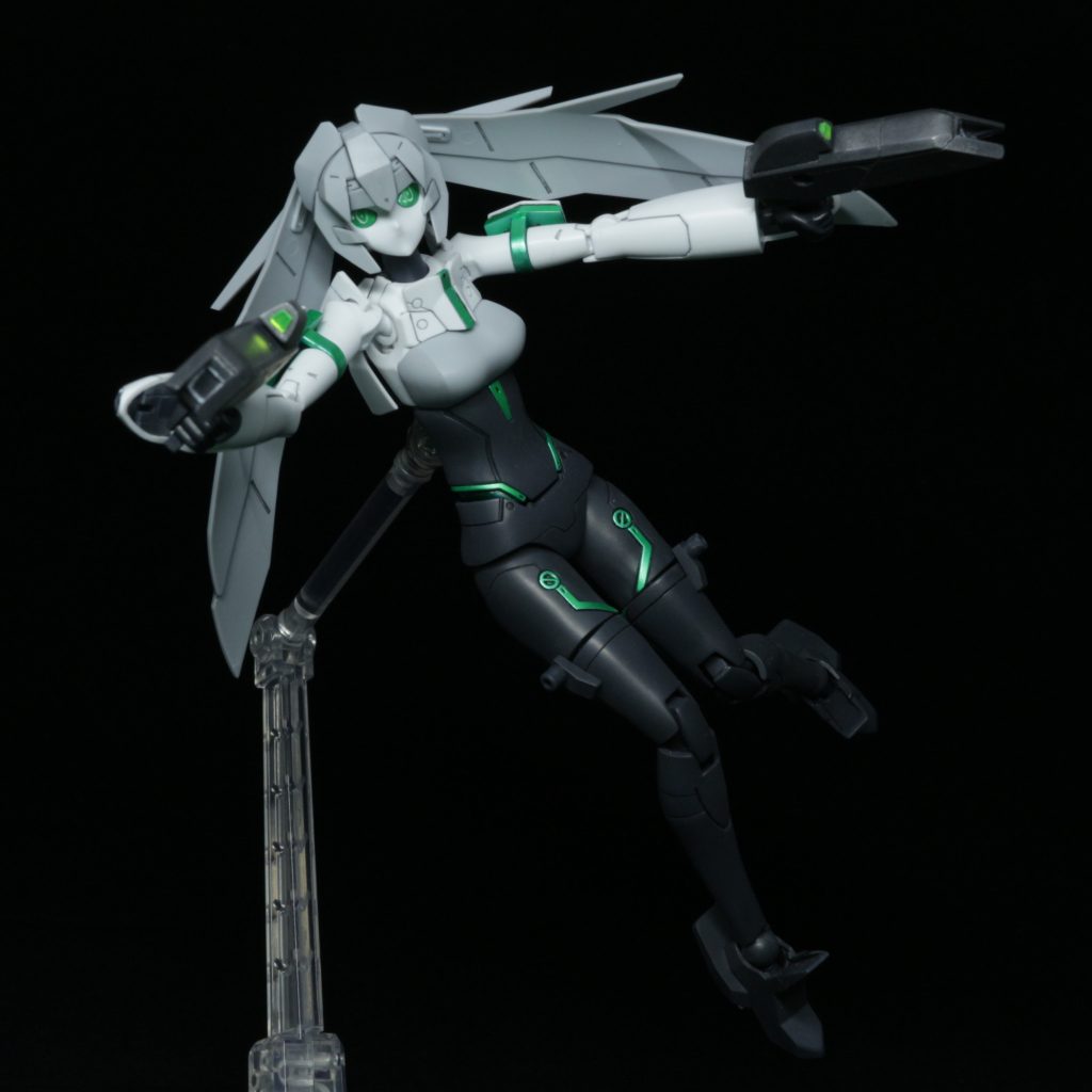 ロボフェイスの瞳もがんばって描きました。可動は最近のキットと比べると厳しいけど、ポーズは決まりやすい。