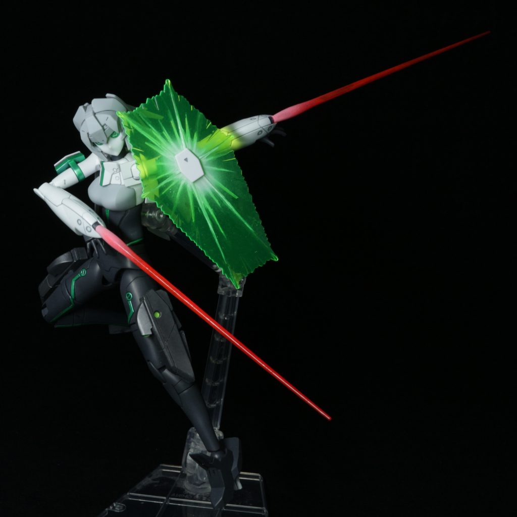 キットのサーベルの色は緑だったので、劇中の色に近づけてみました。