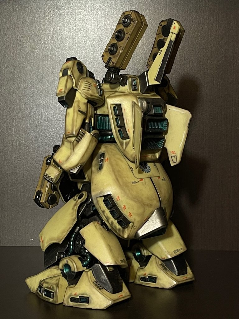 パプティマス様に怒られるのを承知でファンネル12機装備し、被弾しない機体を粗隠し汚し仕上げにしてしまいました。やはり私は凡人です。