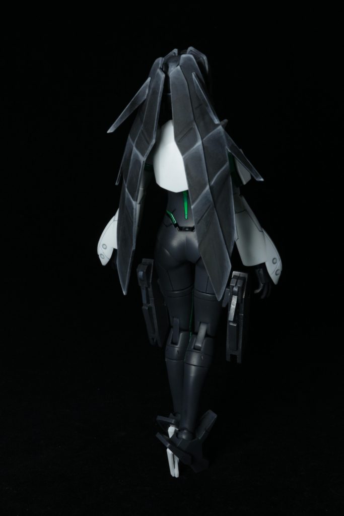 後ろ姿。メカっぽい後ろ髪のハイライトの表現をどうしようか試行錯誤しましたが、エッジを際立たせる塗装を選択。でも正面からは見えません。