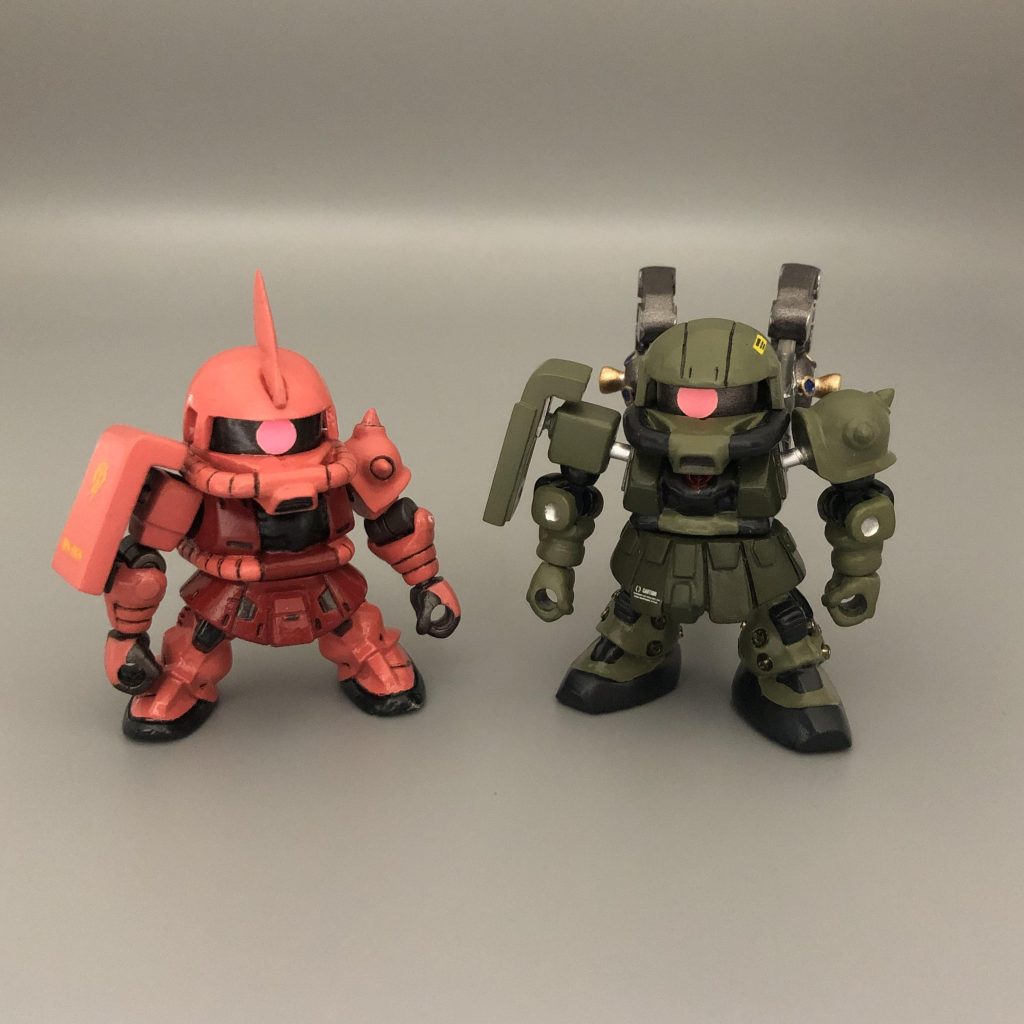 過去に作った「シャア専用ザク」と並べて！塗料が劣化して、ツヤありになってるし😭