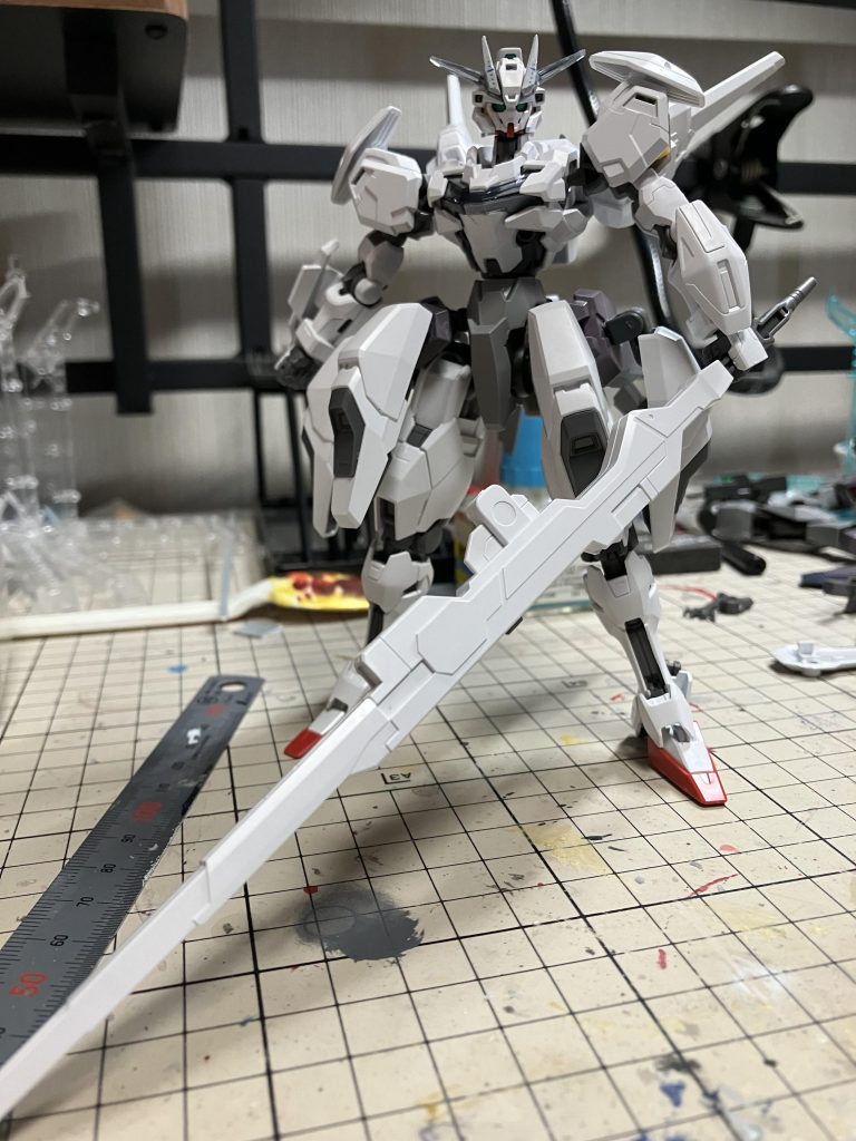 本体は仮組完了時。ガンヴァルヴァの腰羽は凄い動くのでパテで固定する方向性にしました。