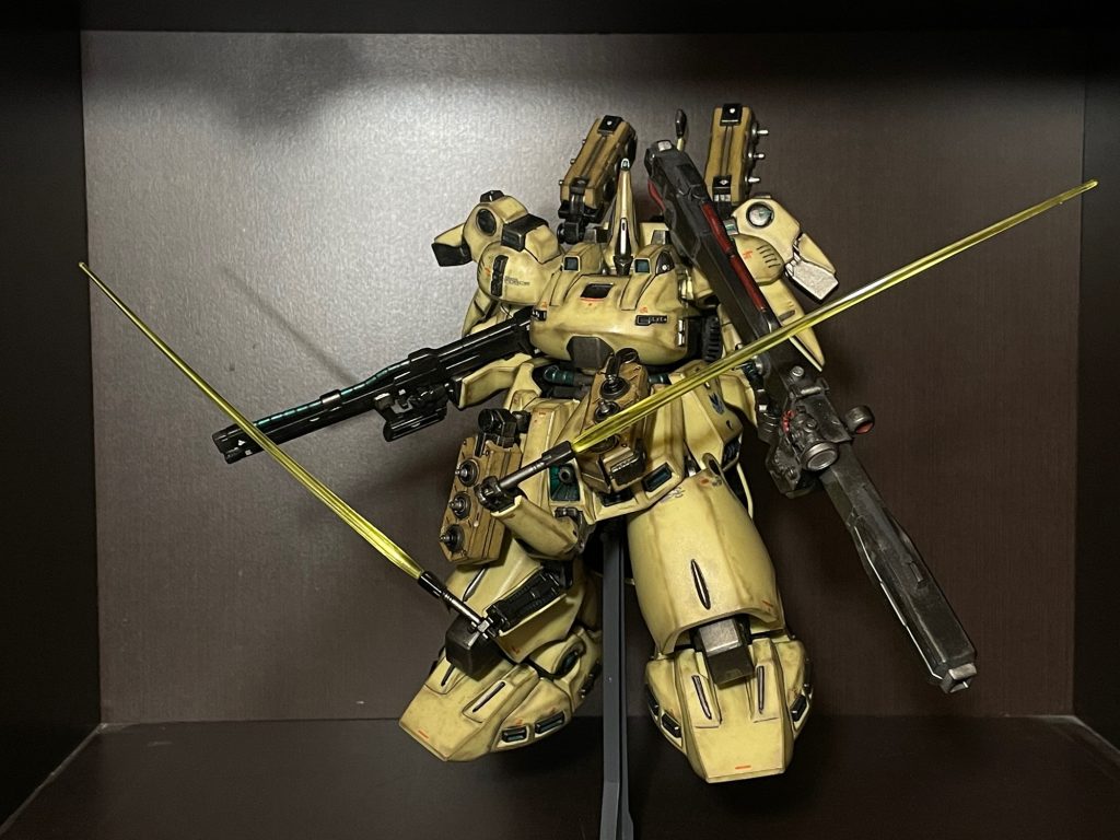 なぜかジオン伝統のビームバズーカーがハマる!あまり動かないキットですが、ほんのちょっと動いただけでも全てカッコよくなるのが不思議。やはり天才パプティマス様はさすがです。