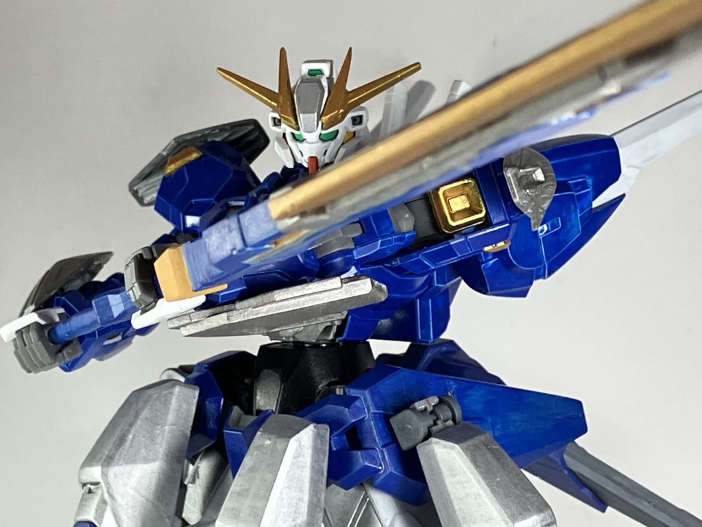 ベースキットはキャリバーンで腰だけガンヴァルヴァを使用しています。エクスカリバーはバリアブルロッドライフルをベースにしつつ刃の部分だけスクラッチしています。頭部の角を王冠イメージで二本追加+金塗装で表現してみました。