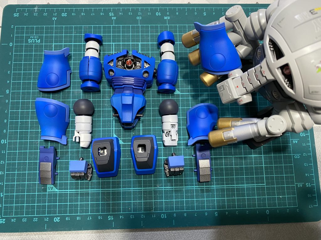 塗装し終わった。ジュアッグさんに撮影の為並べてもらった。ジュアッグさんホント働き者。