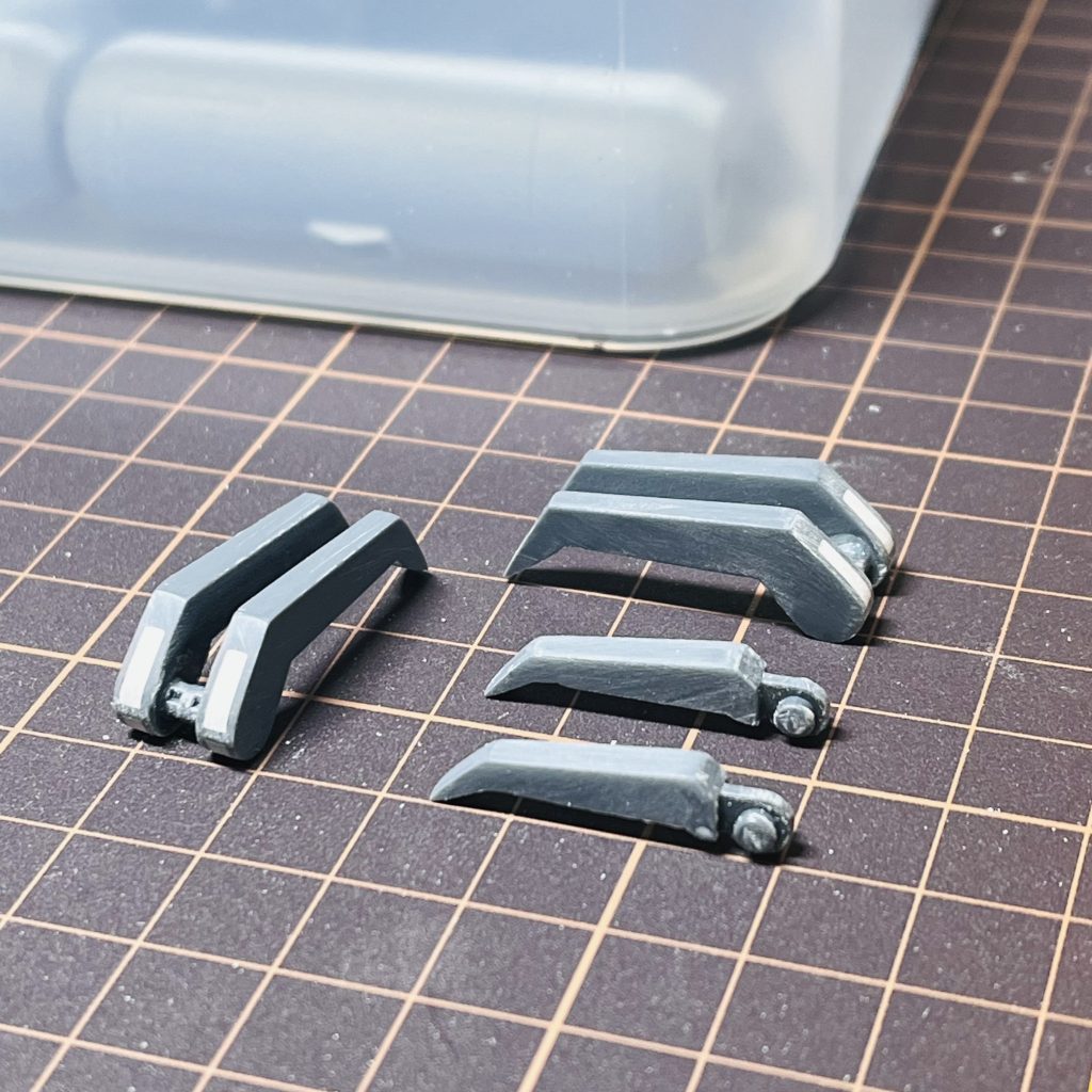 爪をシャープに　パテ埋め