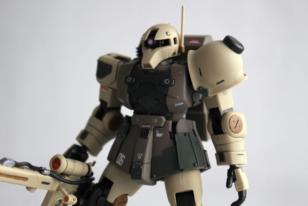 ミキシングはせず、元のキットを活かす方向で。プラバン工作の練習がてら、増加装甲を各所に貼り付けています。現地改修された歴戦の機体というイメージ。