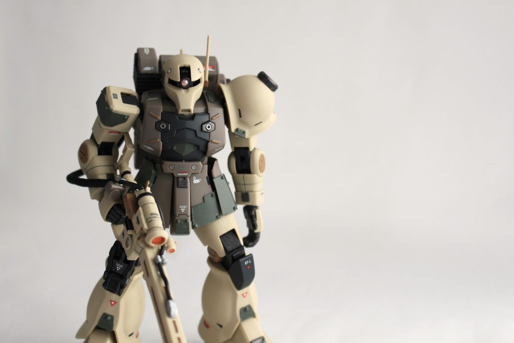 本当はウェザリングまでするつもりでしたが、わりとカッコいい感じになったので、これで完成ということで。それにしてもザクⅠっていいですよね。渋さがたまらんです。