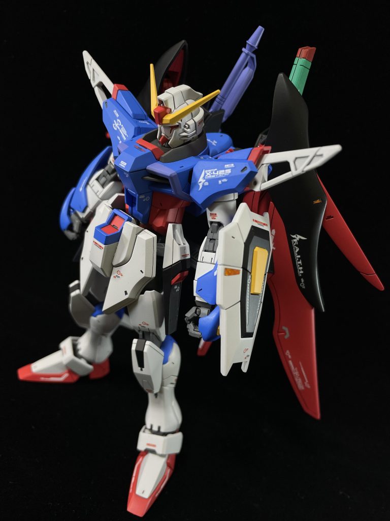 俯瞰で撮ってみました。ビームライフルは気付いたらスコープ、グリップが無くなってたので本来手に持たせる予定が腰にマウント。うまく隠れてますね(汗全部塗装して組むときに気付きました。すんなり諦めました。