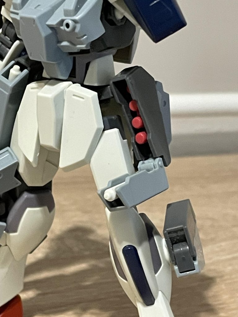 サーベルラック兼ミサイルポットお気に入りポイント①ケルディムサーガのGNピストルホルスターのサイズにぴったりサーベルがハマった偶然の産物