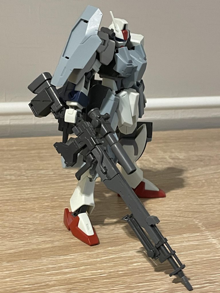 システムウェポンキットのスナイパーライフルをそのまま装備CE世界におけるMS携行火器の中でも群を抜いた射程を誇る