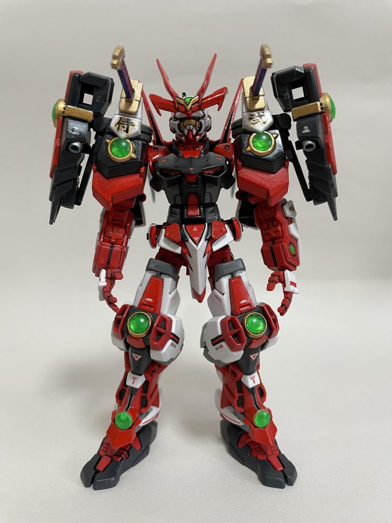 アクリジョンのパーマネントスカーレットとニュートラルグレー5、水星ホビーカラーのティターンズブルー1とゴールドを筆塗りしました。白は成型色のままです。