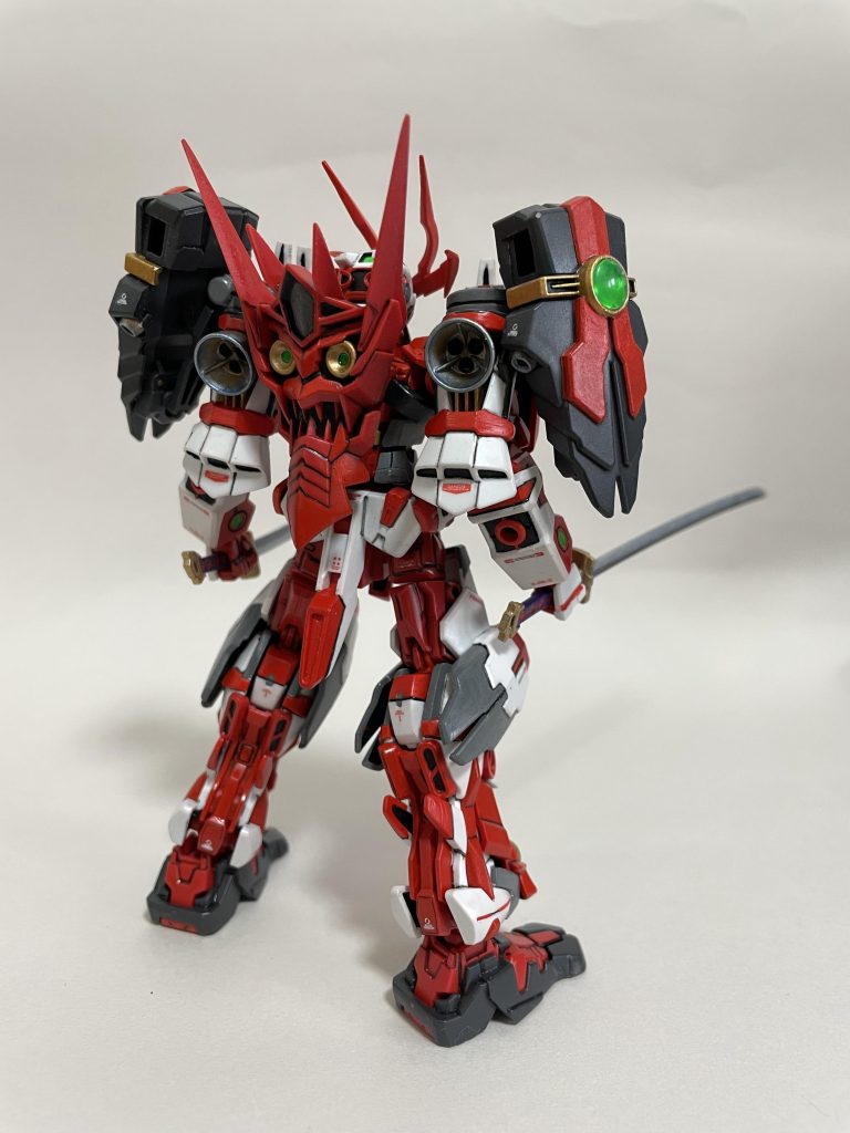 肩鎧のポリキャップは余剰パーツからグレーのものに変えました。膝裏がポケモンボールみたいなっちゃいました。