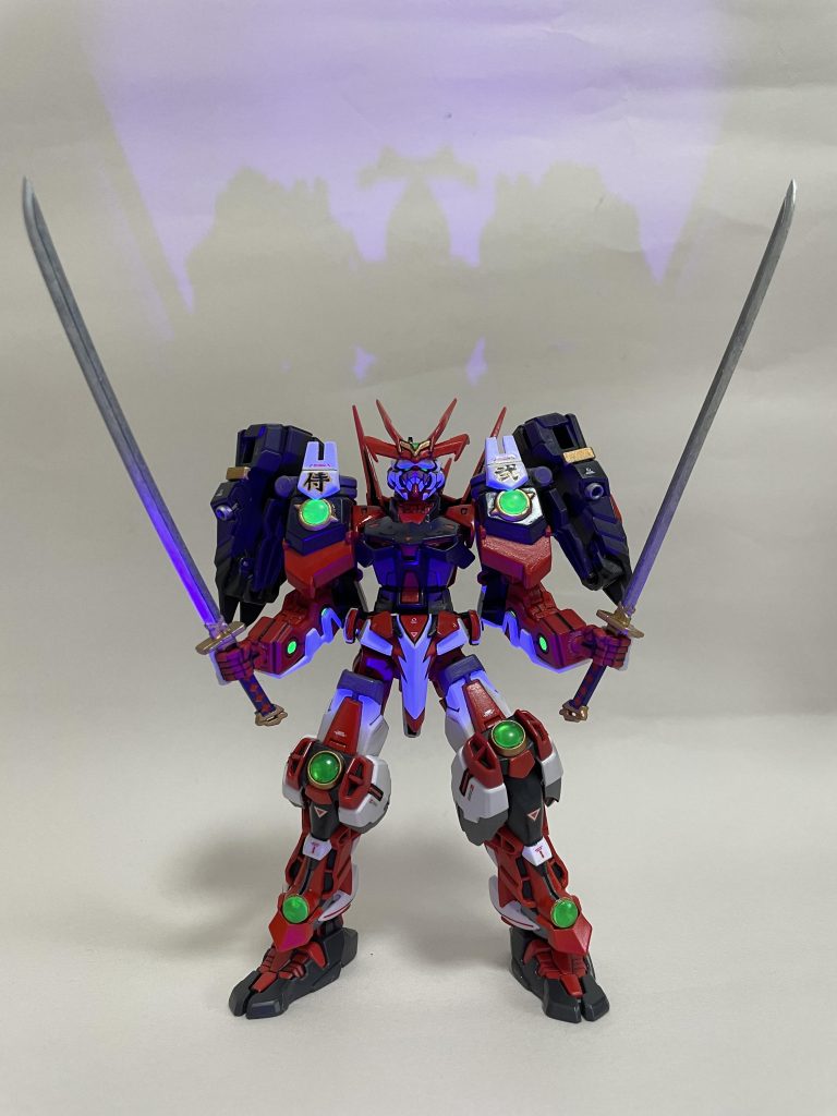 肩や膝にある丸飾りは迷いましたが、皆さんの作例を参考にHアイズをつかいました。蛍光グリーンを使っていますので、ブラックライトで光ります。