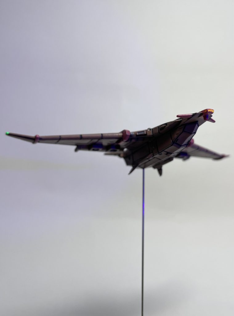 蛍光色でメインブリッジやナビゲーションライトを表現しています。