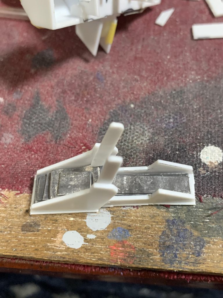 メガバズーカランチャーの脚の画像です。百式くん自体が重いのでメガバズの構えの際、その重みに引っ張られて自立しないので、板鉛を埋め込んでバランスをとっております。これでも自立はギリギリのバランスです。