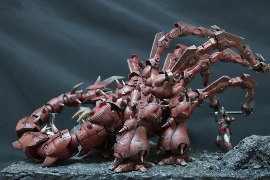 ヤマタノオロチは首の多さから重心が前に集中し、倒れこんでしまうので、体と尻尾で引っ張るように重心をとりました。気が付けば八つの首を支えるために体と尻尾がどんどん大きくなりました‥