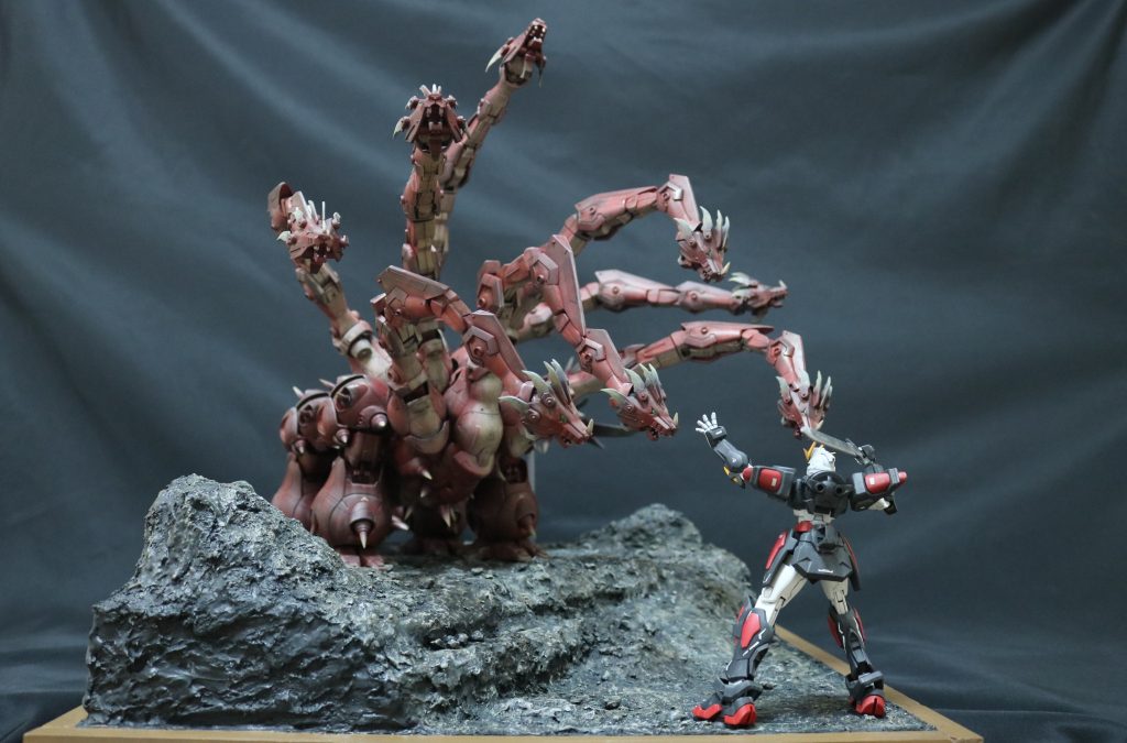 逆サイドからの全景スサノヲノミコトがヤマタノオロチを見上げる構図。