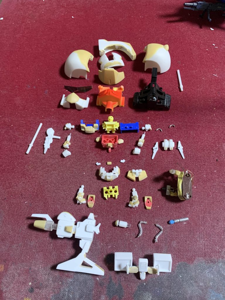 パーツ構成はこんな感じです。マスキング塗装嫌いマンなので、色分けが必要な部位は出来る限り分割しております。