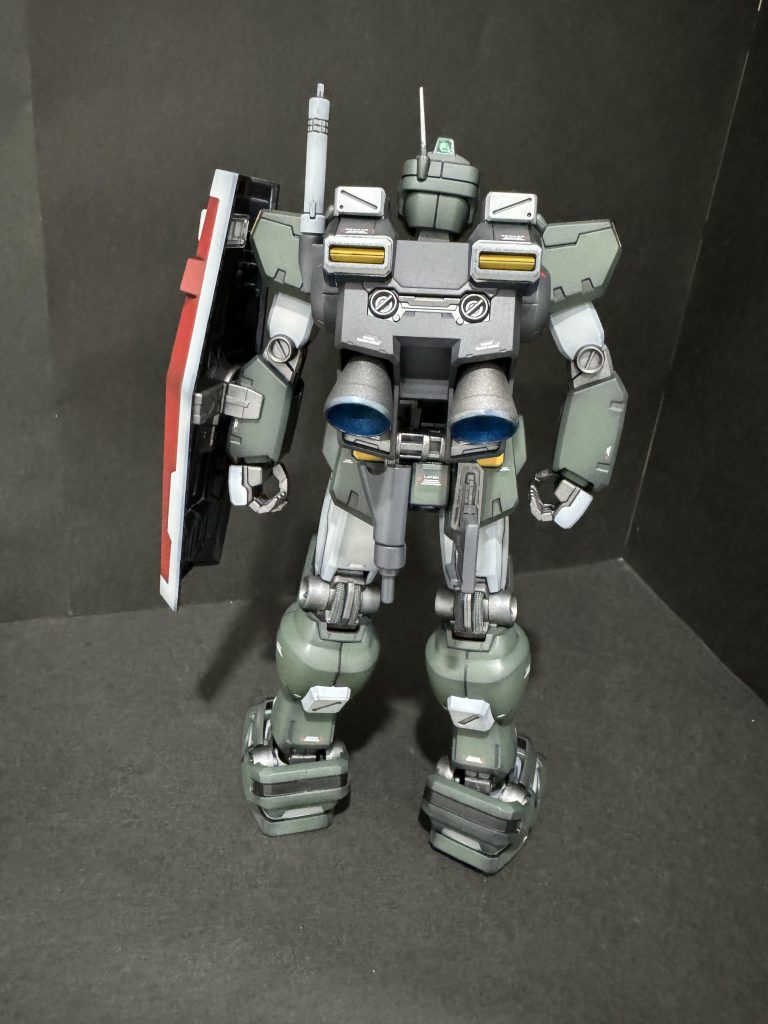 後ろ姿、ゴツいですね。大出力感マシマシのデカいバックパック、ふくらはぎなど、なかなかに強そうですが、劇中ではあっさり一撃でやられてしまいましたが…なお、今回シールド🛡️はオレンジもグリーンもちょっと違う感があり、連邦軍伝統?の赤🟥にしました。左肩に部隊章のデカール貼ったんですが、見えてませんね…