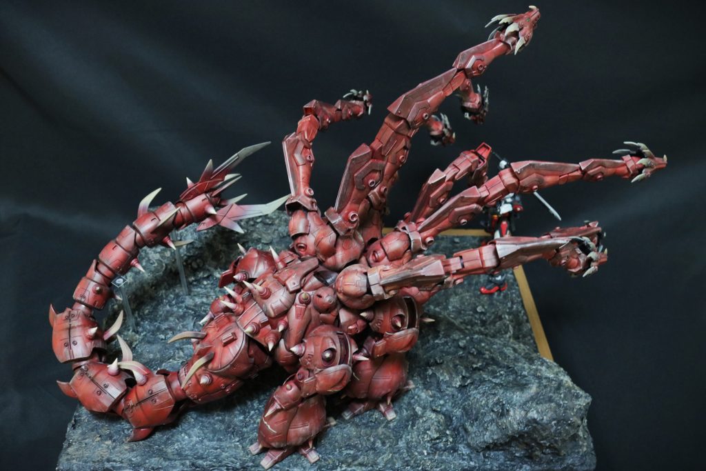 ヤマタノオロチの上から。首と尻尾を伸ばすと、全長は80cmにもなります。なので尻尾を曲げて何とかベース(50×40cm)に収まりました。