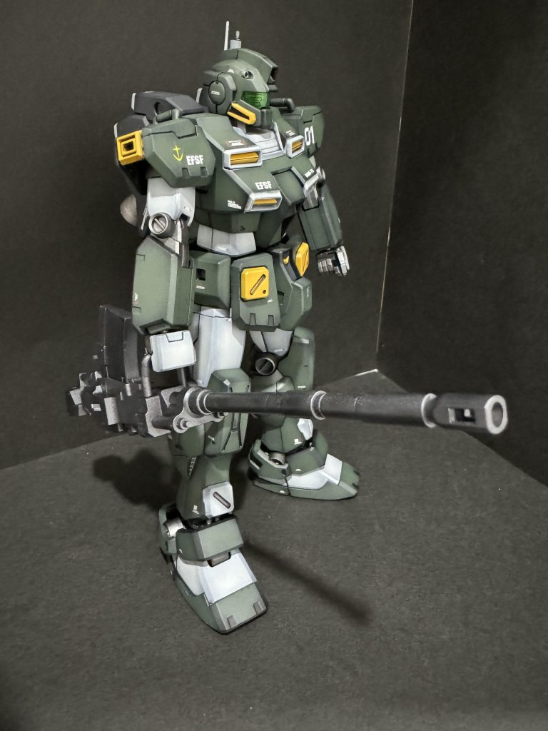 そして武器いっぱいのパワード・ジムに今回持たせたかった武器…はい、漢のロマン砲 180mmキャノンを08小隊から借りてきました☝️こちらはこんな感じで持つのが正しいそうです。