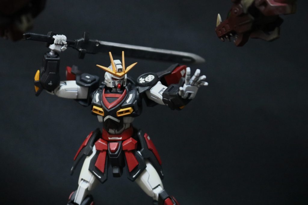 剣を構えるスサノオノミコト。