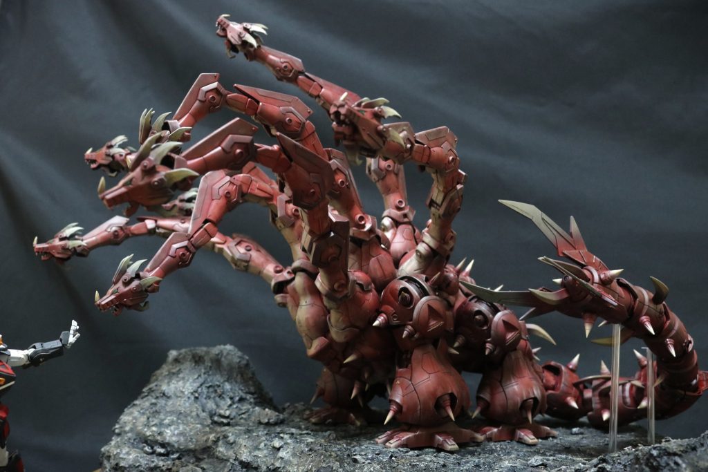 ヤマタノオロチは全身赤色にしました。特撮にあったオロチと被ってしまうけど、ベージュや青でテスト塗装したところ、何か迫力がなく、結局赤にベージュでグラデーションという配色に落ち着きました。塗装はグレーサフの上にブライトレッドを塗り、その上からクリアーレッドを塗ってコントラストをつけています。そのあとグレーで墨入れ、黒でウォッシングして、最後にウェザリングで汚しを入れています。