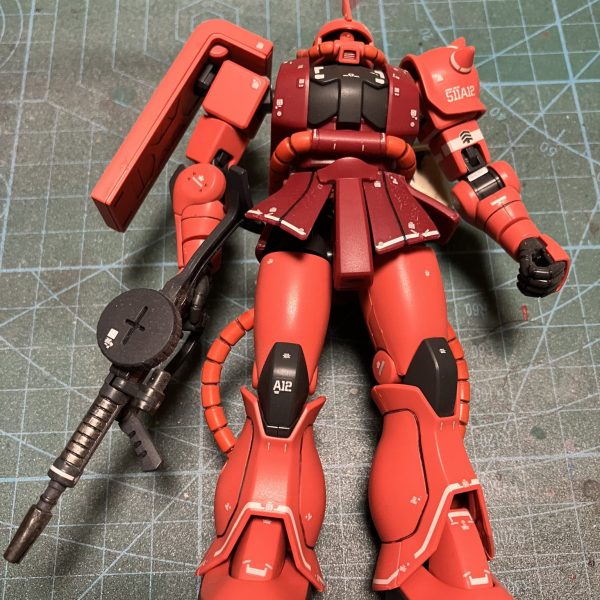 なにやら祭りの喧騒を聞きつけて(？)ガンプラ再開時に作ったデカール、スミ入れトップコートのみのシャアザクを発掘してきました。2週間ほど模活を休んでいたのでリハビリがてら、とりあえずウェザリングでお色直ししていきたいと思います！