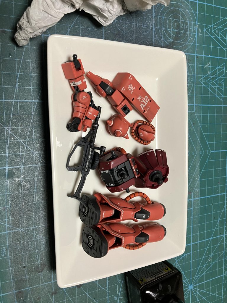 軽くバラしてお掃除からのウォッシング。足裏のバーニアも塗ってた!昔のオレ偉い!けどスミ入れが強烈!いまでも好きなんですけどね、バッキバキに黒でスミ入れするの