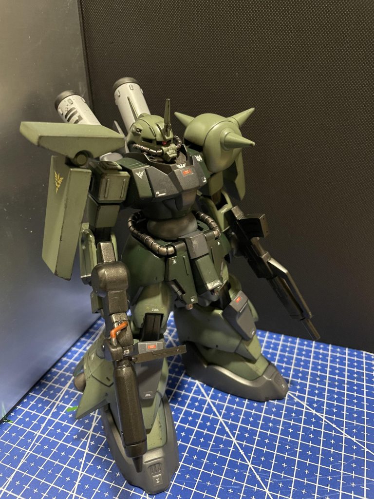 初期のHGUCなので合わせ目を消すのが大変でしたがプロポーション自体は最近のキットに遜色ないレベルです。珍しく左手にも銃の持ち手が付いていたので、ギラドーガのマシンガンを持たせています。