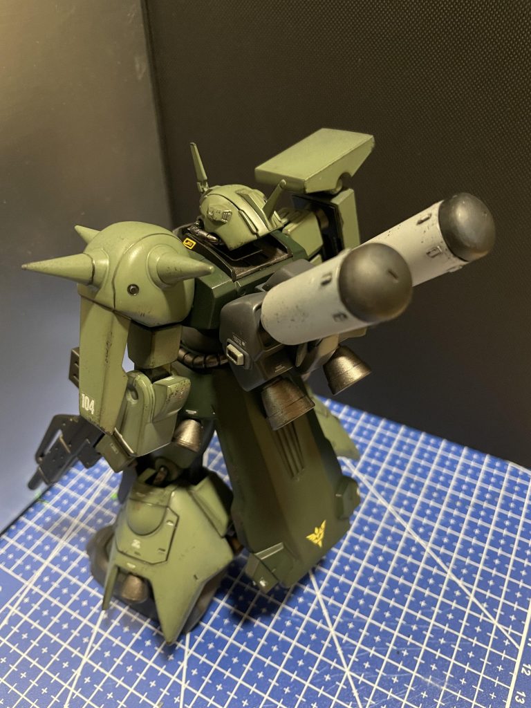 スカートのエンブレムは削ってネオジオンのデカールを貼っています。