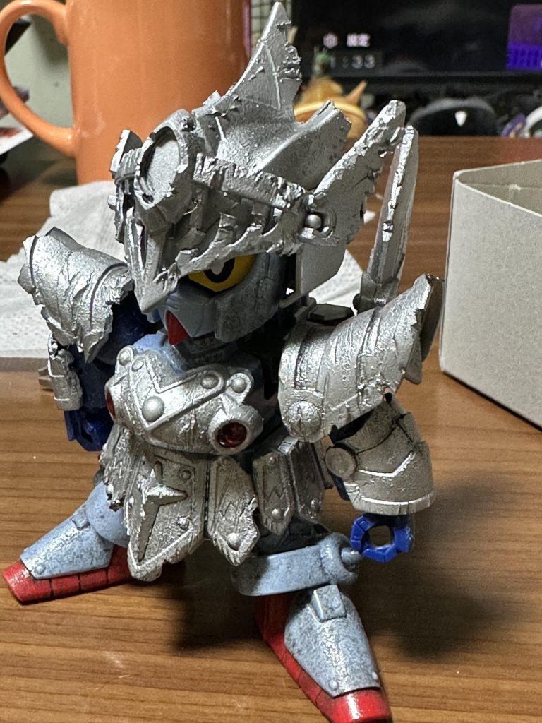 鎧に、黒サフからタミヤのアルミシルバーを吹いた状態