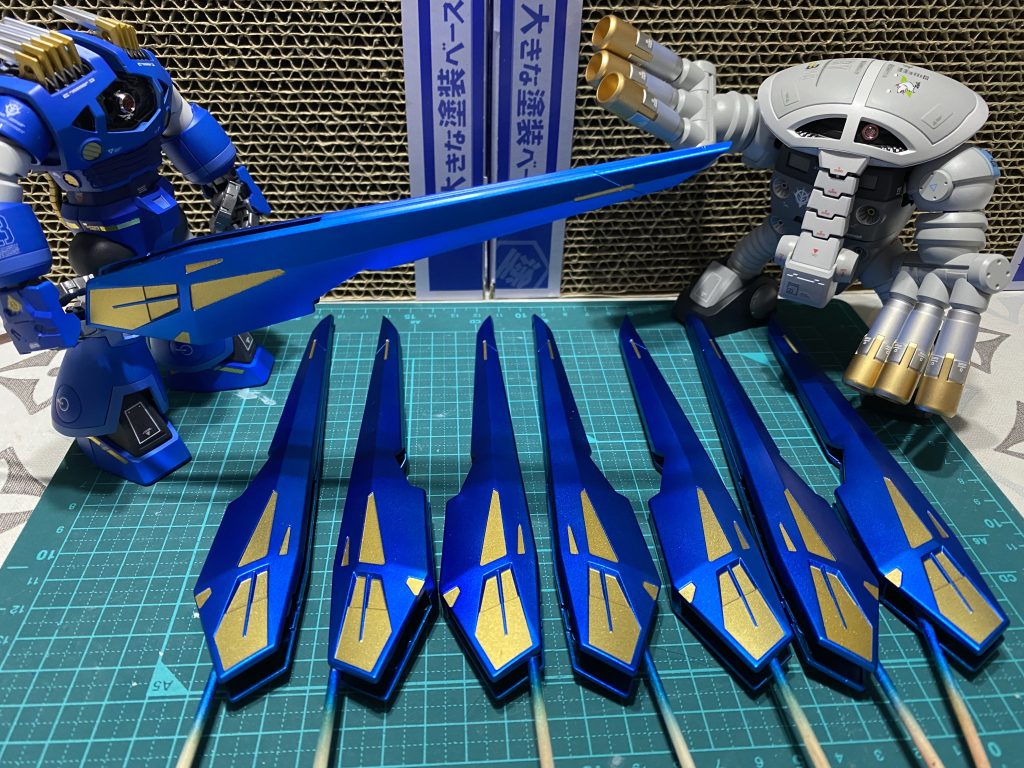 ゾゴックさん作成と並行してPGストフリも作ってた。乾燥させてたら目を離した隙にゾゴックさんはドラグーンをソードに見立てて、ジュアッグさんにちょっかい出してた。