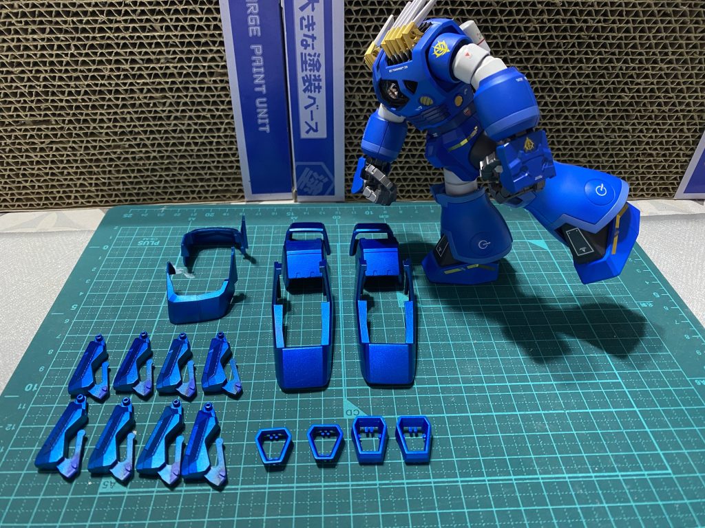 ・・慌てて仕事し出した。ストフリの塗装済みの足を撮影用に並べてた。見てなきゃ仕事すぐサボる。