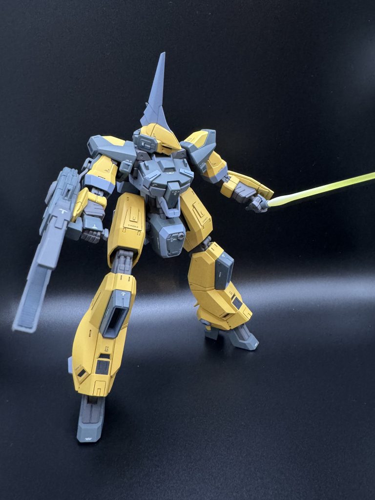 膝の中のスラスター？は塗り分けが難しそうだったので、モールドの入ったプラ板を塗装後木工ボンドで貼りました。