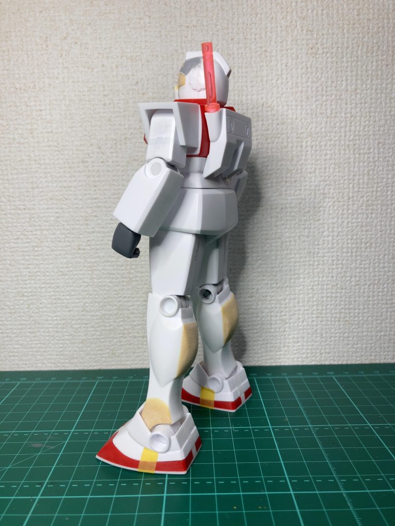 ふくらはぎをパテ盛り、ビームサーベルはジャンクパーツから。