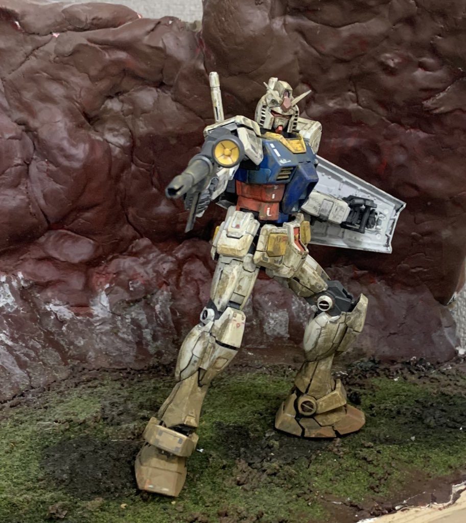 実はコロナ禍の時にも組んでいたし、らいだ〜JOEさんに褒めてもらったなかなかに思い出深いガンプラでもあるのですが、割れるしポロるのなかなかに豆腐フィジカルなの思い出して面白がっております