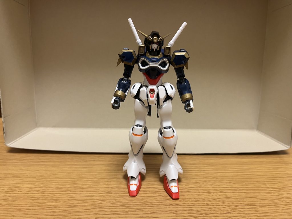 機体名:ガンダムエンゲージファンタジー全高:18.0m重量:27.7t略称は、エンゲージF。金と紺を基調としたカラーリング、女性のように引き締まった曲面の多い細身なフォルム、可動式バックパック、スラスターを内蔵した展開式のリアスカートなどが特徴。