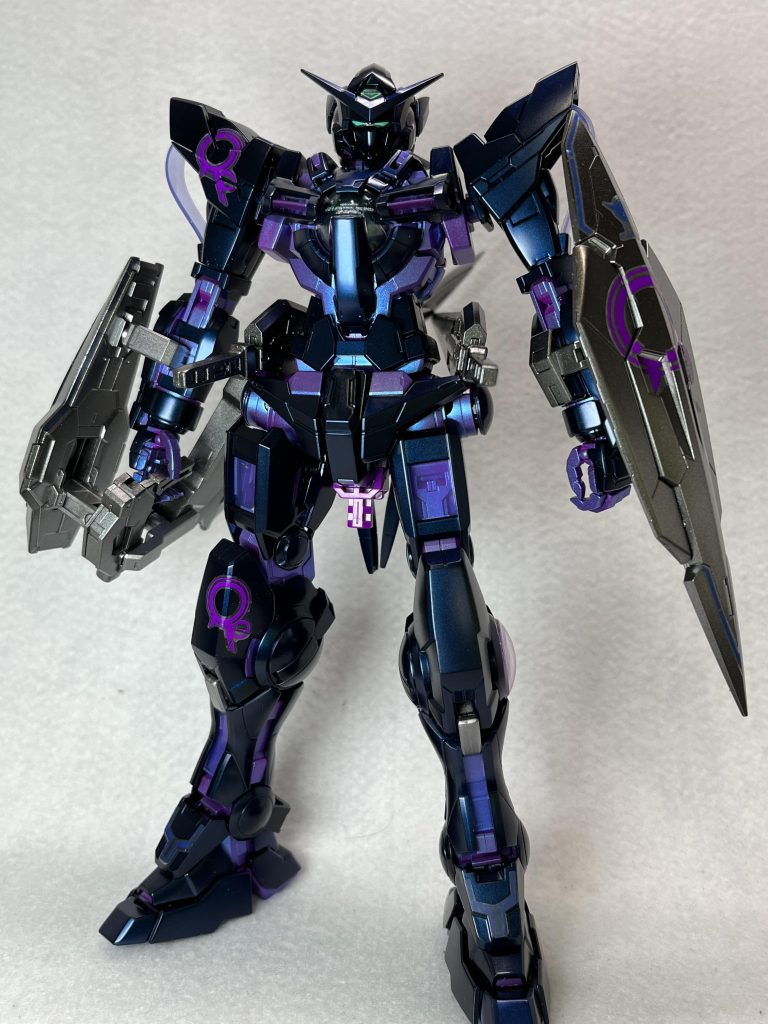 ベース色はプリズムブルーブラックで、差し色にチェリーピンクブルーを使用しました。