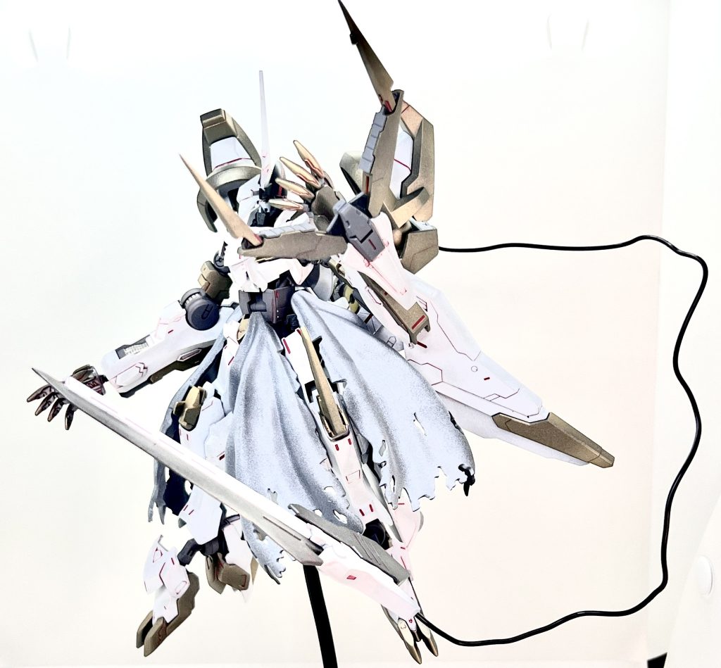 悪魔の皮を被る天使というコンセプトから機体を白×金でスミ入れは赤で行いました。シルエットは悪魔っぽい異形な物をイメージして作りました。神々しいけど不気味な雰囲気を感じて頂けたらある意味成功したと思います!