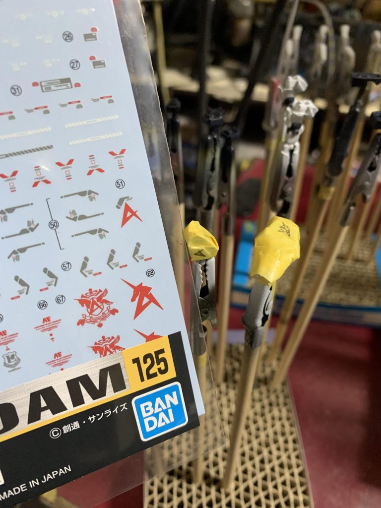 肩とシールドのマークは、ちょうどいいサイズのデカールがなかったのでマスキング切り抜き塗装を行いました。