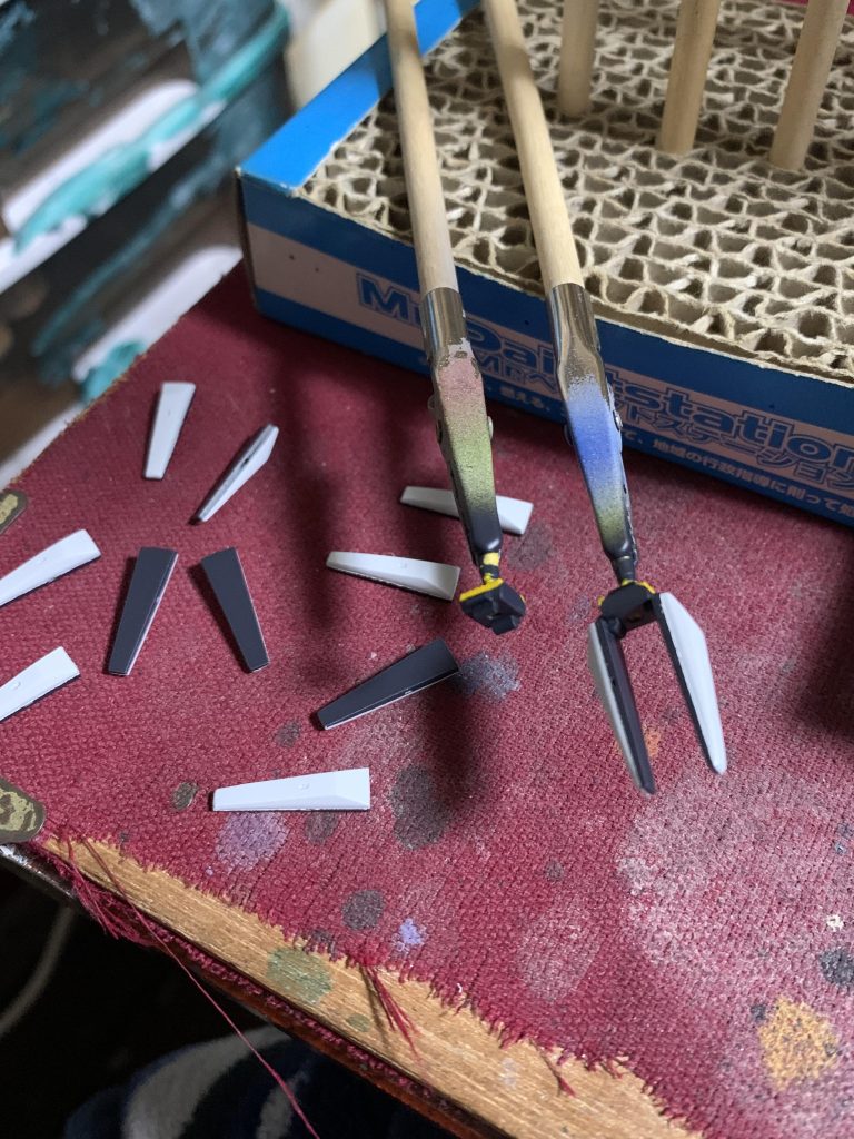 浮遊ファンネルは塗ってから瞬着で組むパターンにしました。個人的にガンプラではほとんどやらない組み方ですが、バイクプラモだとほとんど塗ってから組むので経験って役にたちますね。