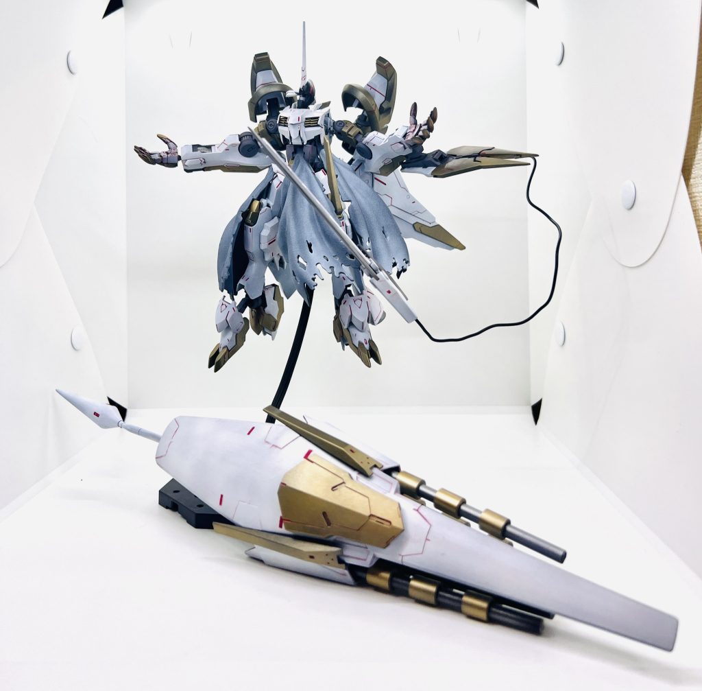 エナメルの拭き取りが甘く、サイズ違いの物を取り付けている為、(HGサイズにフルメカのパーツを流用)固定が甘く、保持も完璧には出来ていないのが、今回、この機体を、作った反省点です。
