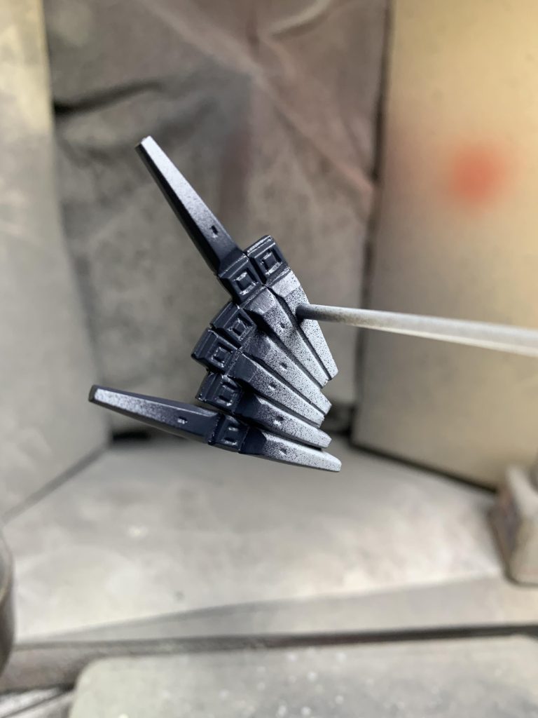 固定ファンネルは、このかたちで造形したため、細部を整えるのが困難でした。浮遊ファンネルみたいにパーツ単位でバラバラに造形し、塗ってから任意のかたちに組む方が線や面がきれいに作れたなぁと反省しております。