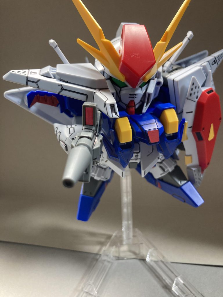 銃と盾前構えこのクスィーガンダム、ゴツくてかっこいいんですよね、大好きです。