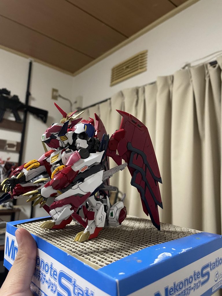 機体左側面はこんな感じ。両腕の武装はアルトアイゼンを意識して右がビームソード、左手は4連アームビームガン、という設定です。